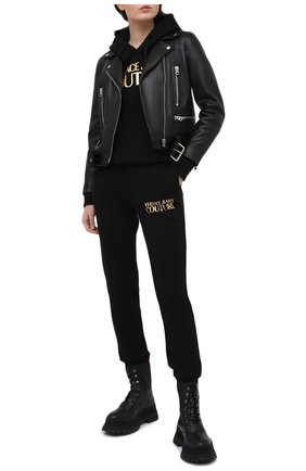 Женский хлопковое худи VERSACE JEANS COUTURE черного цвета по цене 23350 руб., арт. B6HWA7TP-WDP308 L0G0 F0IL/30318 | Фото 2 Женский хлопковое худи VERSACE JEANS COUTURE черного цвета, арт. B6HWA7TP-WDP308 L0G0 F0IL/30318 | Фото 2