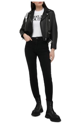 Женская хлопковая футболка VERSACE JEANS COUTURE белого цвета по цене 12200 руб., арт. B2HWA7TA-WDP608 L0G0 PLAS/30454 | Фото 2 Женская хлопковая футболка VERSACE JEANS COUTURE белого цвета, арт. B2HWA7TA-WDP608 L0G0 PLAS/30454 | Фото 2