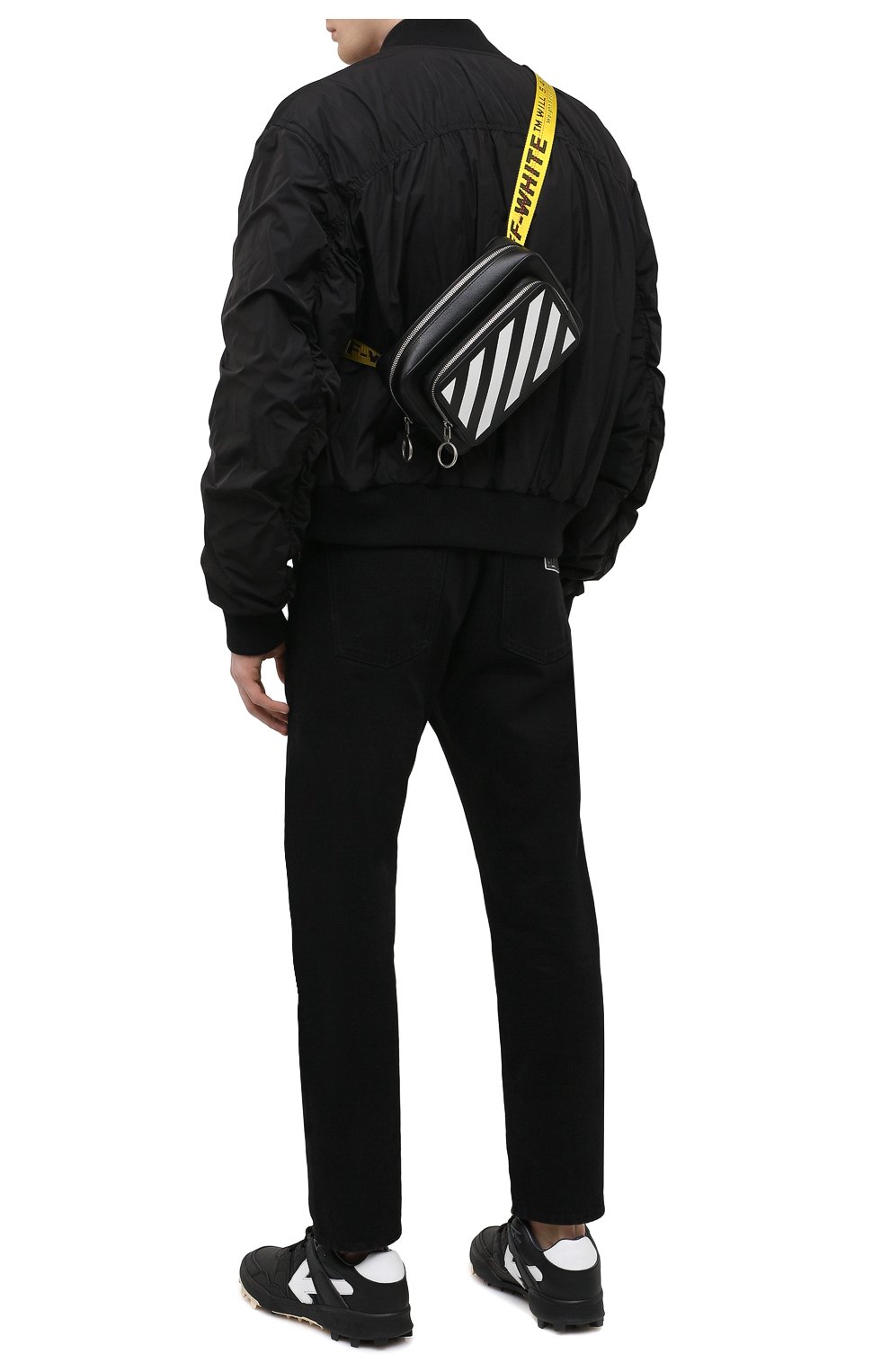 Мужская кожаная поясная сумка OFF-WHITE черного цвета по цене 57650 руб., арт. 0MN0002R21LEA001 | Фото 2 Мужская кожаная поясная сумка OFF-WHITE черного цвета, арт. 0MN0002R21LEA001 | Фото 2 (Материал: Натуральная кожа; Ремень/цепочка: На ремешке)