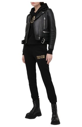Женские хлопковые джоггеры VERSACE JEANS COUTURE черного цвета по цене 16150 руб., арт. A1HWA1TA-WDP310 L0G0 F0IL/30318 | Фото 2 Женские хлопковые джоггеры VERSACE JEANS COUTURE черного цвета, арт. A1HWA1TA-WDP310 L0G0 F0IL/30318 | Фото 2