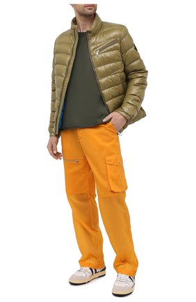 Мужские брюки-карго 2 moncler 1952 MONCLER GENIUS оранжевого цвета по цене 50200 руб., арт. G1-092-2A724-00-M1171 | Фото 2 Мужские брюки-карго 2 moncler 1952 MONCLER GENIUS оранжевого цвета, арт. G1-092-2A724-00-M1171 | Фото 2 (Длина (брюки, джинсы): Стандартные; Материал внешний: Синтетический материал; Материал подклада: Синтетический материал; Силуэт М (брюки): Карго; Случай: Повседневный; Стили: Гранж)