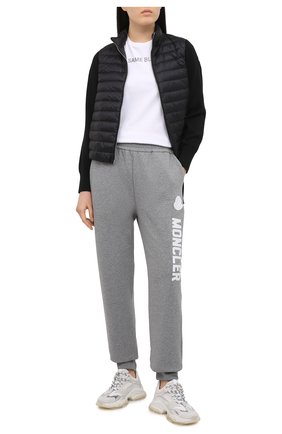 Женские хлопковые джоггеры MONCLER серого цвета по цене 36100 руб., арт. G1-093-8H734-00-809LC | Фото 2 Женские хлопковые джоггеры MONCLER серого цвета, арт. G1-093-8H734-00-809LC | Фото 2
