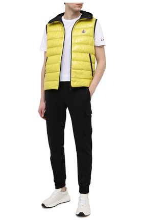 Мужская хлопковая футболка MONCLER белого цвета по цене 21100 руб., арт. G1-091-8C7B2-10-829H8 | Фото 2 Мужская хлопковая футболка MONCLER белого цвета, арт. G1-091-8C7B2-10-829H8 | Фото 2 (Принт: Без принта; Материал внешний: Хлопок; Длина (для топов): Стандартные; Стили: Кэжуэл; Рукава: Короткие)