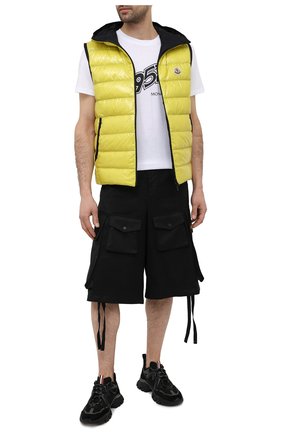 Мужские хлопковые шорты 2 moncler 1952 MONCLER GENIUS черного цвета по цене 46950 руб., арт. G1-092-2B703-00-5499M | Фото 2 Мужские хлопковые шорты 2 moncler 1952 MONCLER GENIUS черного цвета, арт. G1-092-2B703-00-5499M | Фото 2 (Длина Шорты М: Ниже колена; Принт: Без принта; Стили: Гранж; Мужское Кросс-КТ: Шорты-одежда; Материал внешний: Хлопок; Силуэт М (брюки): Карго; Случай: Повседневный)