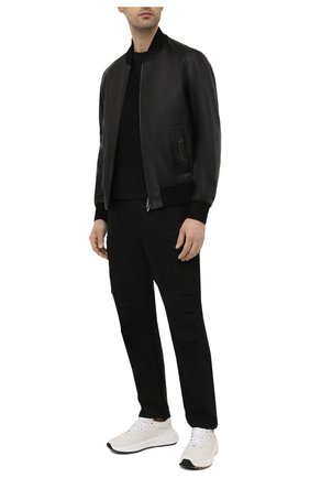 Мужской кожаный бомбер ZEGNA COUTURE черного цвета по цене 358000 руб., арт. CWCNS/9W500 | Фото 2 Мужской кожаный бомбер ZEGNA COUTURE черного цвета, арт. CWCNS/9W500 | Фото 2 (Кросс-КТ: Куртка; Мужское Кросс-КТ: Кожа и замша; Длина (верхняя одежда): Короткие; Рукава: Длинные; Материал подклада: Синтетический материал; Принт: Без принта; Стили: Кэжуэл; Материал внешний: Натуральная кожа; Региональные ограничения белый список (Axapta Mercury): RU)