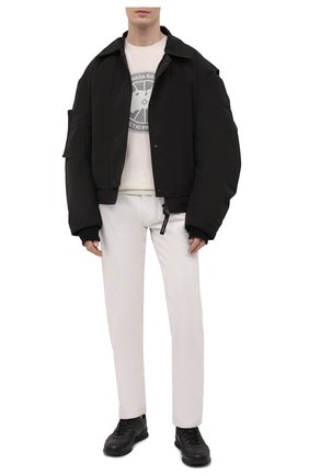 Мужской пуховый бомбер arxan CANADA GOOSE черного цвета по цене 112000 руб., арт. 8803MC | Фото 2 Мужской пуховый бомбер arxan CANADA GOOSE черного цвета, арт. 8803MC | Фото 2 (Кросс-КТ: Куртка; Длина (верхняя одежда): Короткие; Материал подклада: Синтетический материал; Материал внешний: Синтетический материал; Мужское Кросс-КТ: пуховик-короткий; Рукава: Длинные; Принт: С принтом; Стили: Гранж; Материал утеплителя: Пух и перо; Региональные ограничения белый список (Axapta Mercury): RU)