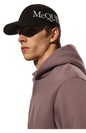 Мужской хлопковая бейсболка ALEXANDER MCQUEEN черного цвета по цене 29950 руб., арт. 632896/4105Q | Фото 2 Мужской хлопковая бейсболка ALEXANDER MCQUEEN черного цвета, арт. 632896/4105Q | Фото 2