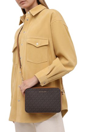 Женская сумка jet set medium MICHAEL MICHAEL KORS коричневого цвета по цене 24550 руб., арт. 32F8GF5M2B | Фото 2 Женская сумка jet set medium MICHAEL MICHAEL KORS коричневого цвета, арт. 32F8GF5M2B | Фото 2 (Сумки-технические: Сумки через плечо; Размер: medium; Ремень/цепочка: На ремешке; Материал: Текстиль, Экокожа)