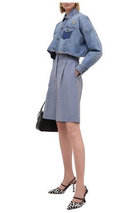Женская джинсовая куртка VALENTINO синего цвета, арт. VB3DC01Y559 | Фото 2 (Кросс-КТ: Куртка, Деним; Материал внешний: Хлопок, Деним; Рукава: Длинные; Длина (верхняя одежда): Короткие; Стили: Спорт-шик; Региональные ограничения белый список (Axapta Mercury): RU)