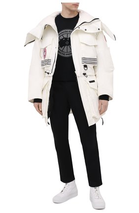 Мужская пуховая парка snow mantra CANADA GOOSE белого цвета по цене 0 руб., арт. 8800MC | Фото 2 Мужская пуховая парка snow mantra CANADA GOOSE белого цвета, арт. 8800MC | Фото 2 (Мужское Кросс-КТ: пуховик-короткий; Рукава: Короткие; Материал внешний: Синтетический материал; Кросс-КТ: Куртка; Материал подклада: Синтетический материал; Стили: Спорт-шик, Гранж; Материал утеплителя: Пух и перо; Длина (верхняя одежда): До середины бедра)