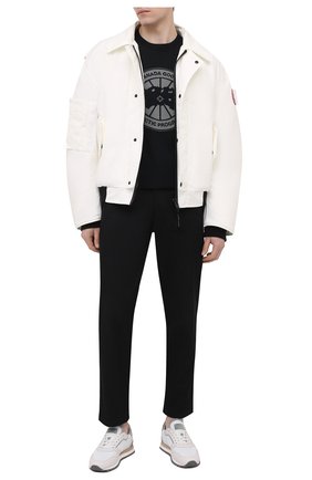Мужской пуховый бомбер arxan CANADA GOOSE белого цвета по цене 112000 руб., арт. 8803MC | Фото 2 Мужской пуховый бомбер arxan CANADA GOOSE белого цвета, арт. 8803MC | Фото 2 (Кросс-КТ: Куртка; Материал внешний: Синтетический материал; Принт: Без принта; Материал подклада: Синтетический материал; Рукава: Длинные; Длина (верхняя одежда): Короткие; Мужское Кросс-КТ: пуховик-короткий; Стили: Гранж; Материал утеплителя: Пух и перо)
