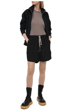 Женская футболка из вискозы и шелка RICK OWENS серого цвета по цене 25650 руб., арт. RP21S3235/JS | Фото 2 Женская футболка из вискозы и шелка RICK OWENS серого цвета, арт. RP21S3235/JS | Фото 2