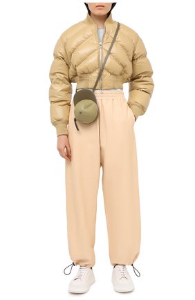 Женская кожаная куртка BOTTEGA VENETA бежевого цвета по цене 526000 руб., арт. 652861/VKLC0 | Фото 2 Женская кожаная куртка BOTTEGA VENETA бежевого цвета, арт. 652861/VKLC0 | Фото 2 (Кросс-КТ: Куртка; Длина (верхняя одежда): Короткие; Материал утеплителя: Пух и перо; Стили: Спорт-шик; Рукава: Длинные; Материал подклада: Синтетический материал; Материал внешний: Натуральная кожа; Региональные ограничения белый список (Axapta Mercury): RU; Женское Кросс-КТ: Замша и кожа)