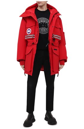 Мужская пуховая парка snow mantra CANADA GOOSE красного цвета по цене 188000 руб., арт. 8800MC | Фото 2 Мужская пуховая парка snow mantra CANADA GOOSE красного цвета, арт. 8800MC | Фото 2 (Рукава: Короткие; Материал подклада: Синтетический материал; Материал внешний: Синтетический материал; Мужское Кросс-КТ: пуховик-короткий; Кросс-КТ: Куртка; Стили: Спорт-шик, Гранж; Длина (верхняя одежда): До середины бедра; Материал утеплителя: Пух и перо)
