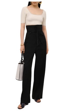 Женские брюки JACQUEMUS черного цвета по цене 54300 руб., арт. 211PA05/103990 | Фото 2 Женские брюки JACQUEMUS черного цвета, арт. 211PA05/103990 | Фото 2