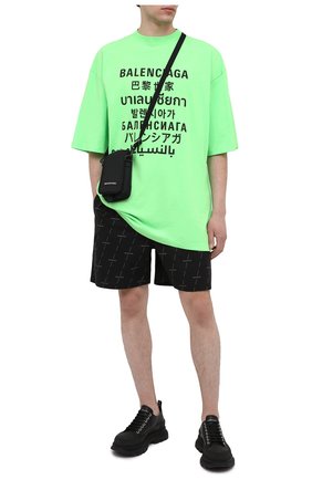 Мужские хлопковые шорты BALENCIAGA черного цвета по цене 47250 руб., арт. 642237/TJLF3 | Фото 2 Мужские хлопковые шорты BALENCIAGA черного цвета, арт. 642237/TJLF3 | Фото 2 (Материал внешний: Хлопок; Длина Шорты М: До колена; Мужское Кросс-КТ: Шорты-одежда; Стили: Гранж; Принт: С принтом)