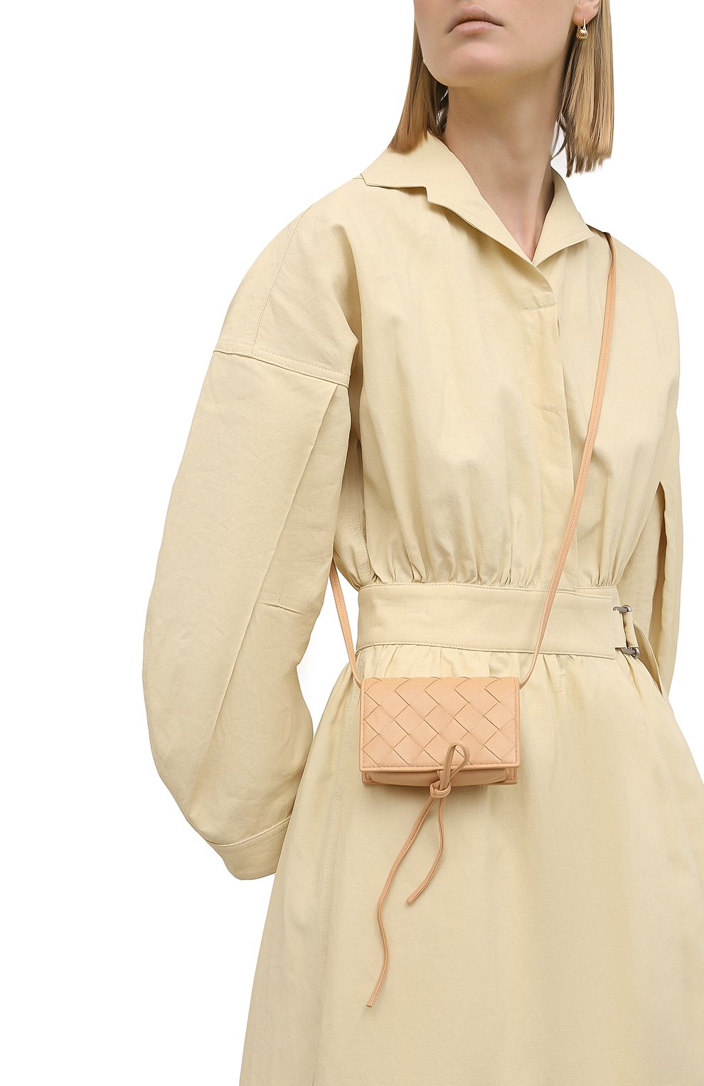 Женская сумка BOTTEGA VENETA бежевого цвета по цене 59950 руб., арт. 630545/VCPP3 | Фото 2 Женская сумка BOTTEGA VENETA бежевого цвета, арт. 630545/VCPP3 | Фото 2 (Сумки-технические: Сумки через плечо; Материал: Натуральная кожа; Региональные ограничения белый список (Axapta Mercury): RU; Размер: mini; Ремень/цепочка: На ремешке)