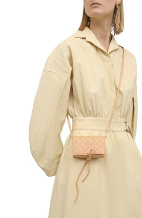 Женская сумка BOTTEGA VENETA бежевого цвета по цене 59950 руб., арт. 630545/VCPP3 | Фото 2 Женская сумка BOTTEGA VENETA бежевого цвета, арт. 630545/VCPP3 | Фото 2 (Сумки-технические: Сумки через плечо; Материал: Натуральная кожа; Региональные ограничения белый список (Axapta Mercury): RU; Размер: mini; Ремень/цепочка: На ремешке)