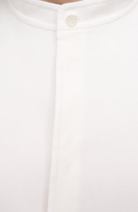 Мужская хлопковая рубашка VALENTINO белого цвета, арт. VV3ABG9575Y | Фото 5 (Манжеты: На пуговицах; Рукава: Длинные; Рубашки М: Classic Fit; Случай: Повседневный; Длина (для топов): Стандартные; Региональные ограничения белый список (Axapta Mercury): RU; Материал внешний: Хлопок; Принт: Однотонные; Воротник: Мандарин; Стили: Минимализм)