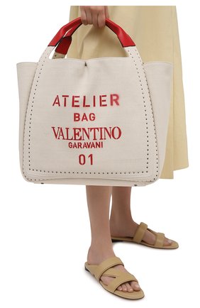 Женский сумка-тоут valentino garavani atelier VALENTINO бежевого цвета по цене 182500 руб., арт. VW2B0H85/NIZ | Фото 2 Женский сумка-тоут valentino garavani atelier VALENTINO бежевого цвета, арт. VW2B0H85/NIZ | Фото 2