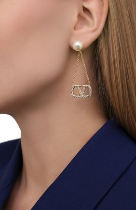 Женские серьги valentino garavani vlogo VALENTINO золотого цвета по цене 47350 руб., арт. VW2J0H23/QVS | Фото 2 Женские серьги valentino garavani vlogo VALENTINO золотого цвета, арт. VW2J0H23/QVS | Фото 2