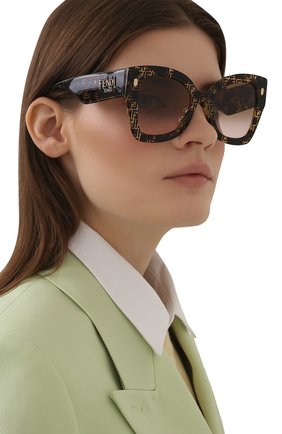 Женские солнцезащитные очки FENDI коричневого цвета по цене 22700 руб., арт. 0434/G 2VM | Фото 2 Женские солнцезащитные очки FENDI коричневого цвета, арт. 0434/G 2VM | Фото 2