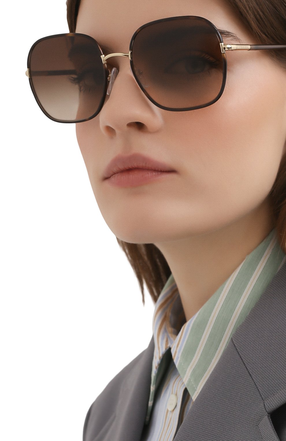 Женские солнцезащитные очки PRADA коричневого цвета по цене 0 руб., арт. 67XS-2AU6S1 | Фото 2 Женские солнцезащитные очки PRADA коричневого цвета, арт. 67XS-2AU6S1 | Фото 2 (Региональные ограничения белый список (Axapta Mercury): RU; Тип очков: С/з; Оптика Гендер: оптика-женское)