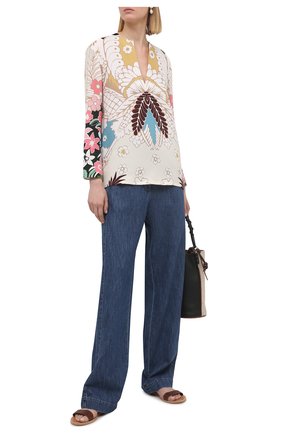 Женские джинсы VALENTINO синего цвета по цене 83900 руб., арт. VB3DDD27433 | Фото 2 Женские джинсы VALENTINO синего цвета, арт. VB3DDD27433 | Фото 2