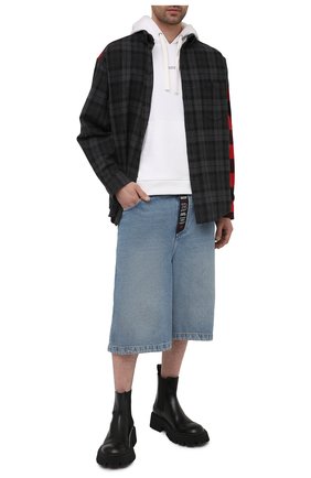Мужские джинсовые шорты BALENCIAGA голубого цвета по цене 55950 руб., арт. 641464/TDW15 | Фото 2 Мужские джинсовые шорты BALENCIAGA голубого цвета, арт. 641464/TDW15 | Фото 2 (Материал внешний: Хлопок; Длина Шорты М: Ниже колена; Кросс-КТ: Деним; Стили: Гранж; Принт: Без принта)