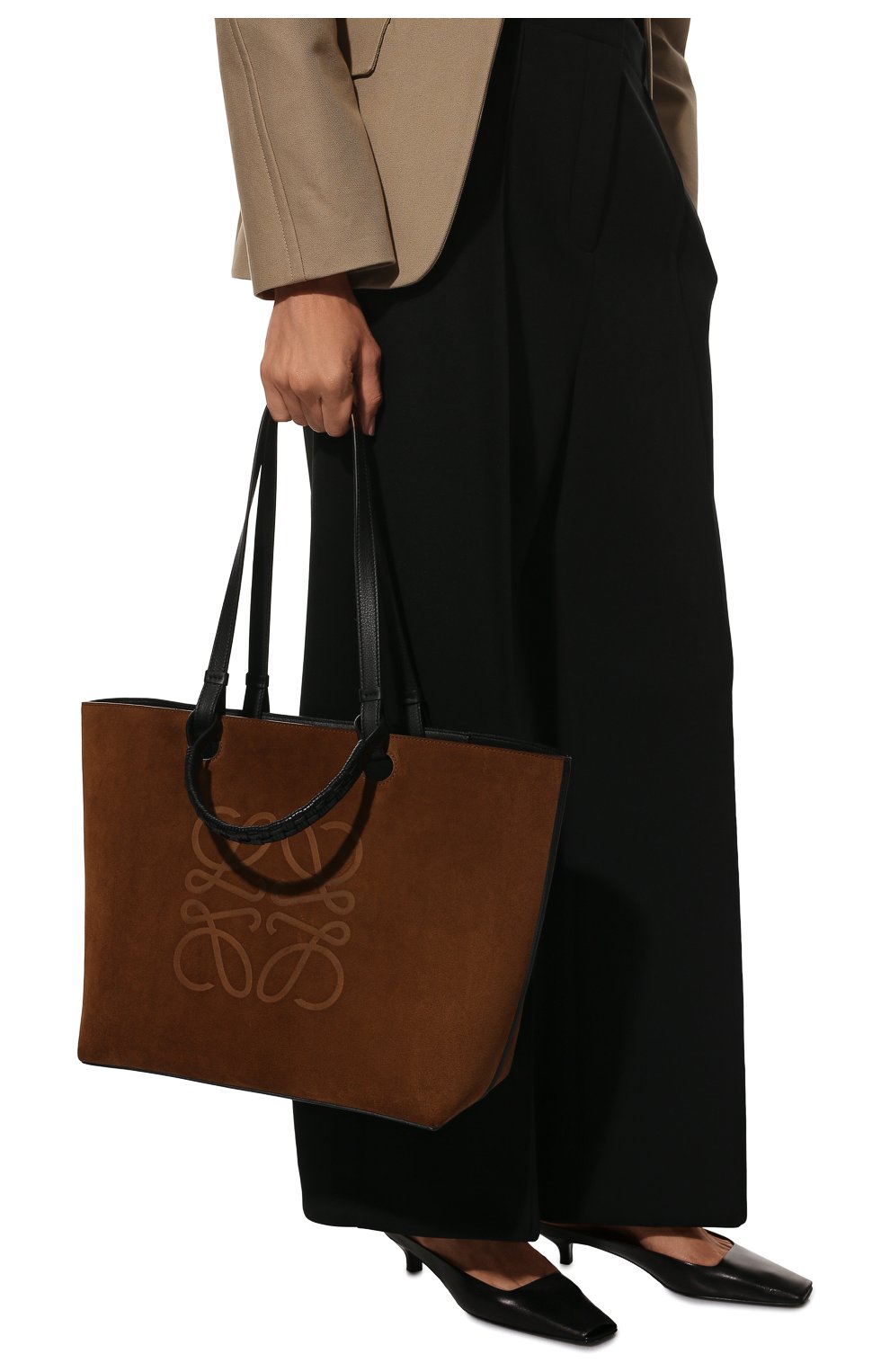 Женский сумка-тоут anagram LOEWE коричневого цвета по цене 245000 руб., арт. A657T23X06 | Фото 2 Женский сумка-тоут anagram LOEWE коричневого цвета, арт. A657T23X06 | Фото 2 (Сумки-технические: Сумки-шопперы; Размер: medium; Материал: Натуральная кожа, Натуральная замша)
