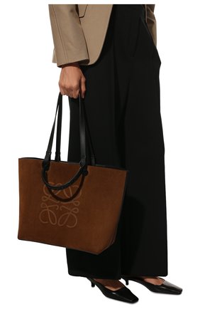 Женский сумка-тоут anagram LOEWE коричневого цвета, арт. A657T23X06 | Фото 2 (Сумки-технические: Сумки-шопперы; Размер: medium; Материал: Натуральная кожа, Натуральная замша)