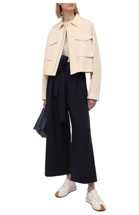 Женские хлопковые брюки LOEWE темно-синего цвета по цене 69950 руб., арт. S540Y04W05 | Фото 2 Женские хлопковые брюки LOEWE темно-синего цвета, арт. S540Y04W05 | Фото 2 (Материал внешний: Хлопок; Длина (брюки, джинсы): Укороченные; Материал подклада: Хлопок; Женское Кросс-КТ: Брюки-одежда; Стили: Кэжуэл; Силуэт Ж (брюки и джинсы): Широкие; Региональные ограничения белый список (Axapta Mercury): RU)