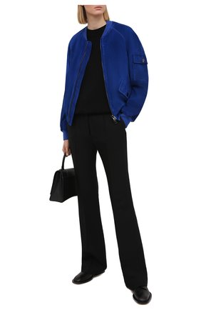 Женский замшевый бомбер TOM FORD синего цвета по цене 429500 руб., арт. CSL647-LEX226 | Фото 2 Женский замшевый бомбер TOM FORD синего цвета, арт. CSL647-LEX226 | Фото 2 (Длина (верхняя одежда): Короткие; Рукава: Длинные; Женское Кросс-КТ: Замша и кожа; Кросс-КТ: Куртка; Стили: Спорт-шик; Материал подклада: Вискоза, Синтетический материал; Материал внешний: Замша)