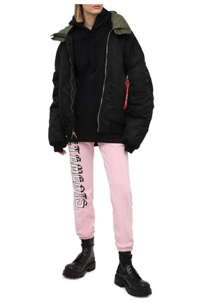Женские хлопковые джоггеры VETEMENTS розового цвета по цене 76450 руб., арт. WE51PA940P 1605/BABY PINK | Фото 2 Женские хлопковые джоггеры VETEMENTS розового цвета, арт. WE51PA940P 1605/BABY PINK | Фото 2