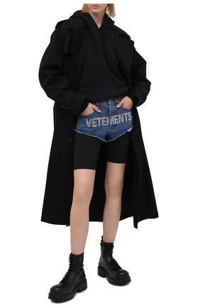 Женские джинсовые шорты VETEMENTS синего цвета по цене 85550 руб., арт. WE51PA310B 2803/BLUE | Фото 2 Женские джинсовые шорты VETEMENTS синего цвета, арт. WE51PA310B 2803/BLUE | Фото 2
