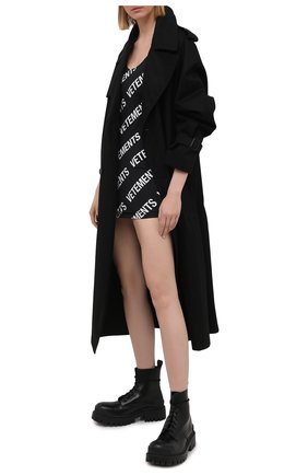 Женское платье VETEMENTS черно-белого цвета по цене 54450 руб., арт. WE51DR650W 2605/BLACK/WHITE | Фото 2 Женское платье VETEMENTS черно-белого цвета, арт. WE51DR650W 2605/BLACK/WHITE | Фото 2
