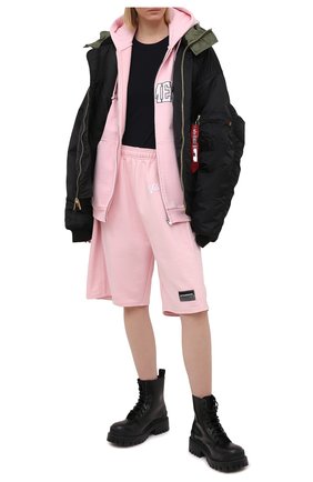 Женский хлопковая толстовка VETEMENTS розового цвета по цене 85550 руб., арт. UE51TR870P 1605/W | Фото 2 Женский хлопковая толстовка VETEMENTS розового цвета, арт. UE51TR870P 1605/W | Фото 2