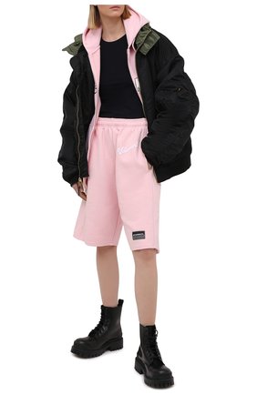 Женские хлопковые шорты VETEMENTS розового цвета по цене 46650 руб., арт. UE51PA660P 1604/W | Фото 2 Женские хлопковые шорты VETEMENTS розового цвета, арт. UE51PA660P 1604/W | Фото 2