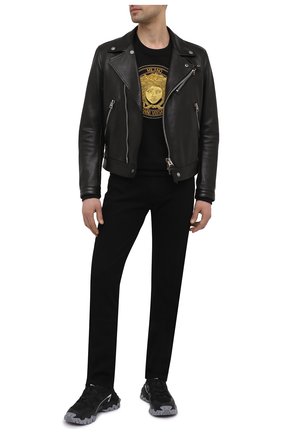 Мужской хлопковый свитшот VERSACE черного цвета по цене 109000 руб., арт. A89402/A231242 | Фото 2 Мужской хлопковый свитшот VERSACE черного цвета, арт. A89402/A231242 | Фото 2 (Длина (для топов): Стандартные; Рукава: Длинные; Материал внешний: Хлопок; Мужское Кросс-КТ: свитшот-одежда; Принт: С принтом; Стили: Кэжуэл)