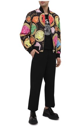 Мужская хлопковая футболка VERSACE черного цвета по цене 59950 руб., арт. A86893/A228806 | Фото 2 Мужская хлопковая футболка VERSACE черного цвета, арт. A86893/A228806 | Фото 2 (Материал внешний: Хлопок; Рукава: Короткие; Длина (для топов): Стандартные; Принт: С принтом; Стили: Кэжуэл)