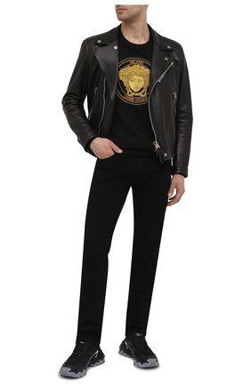 Мужские джинсы VERSACE черного цвета по цене 52350 руб., арт. A81832/1F01113 | Фото 2 Мужские джинсы VERSACE черного цвета, арт. A81832/1F01113 | Фото 2