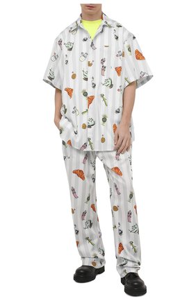 Мужские хлопковые брюки VETEMENTS серого цвета по цене 62200 руб., арт. UE51PA400G 2603/M | Фото 2 Мужские хлопковые брюки VETEMENTS серого цвета, арт. UE51PA400G 2603/M | Фото 2