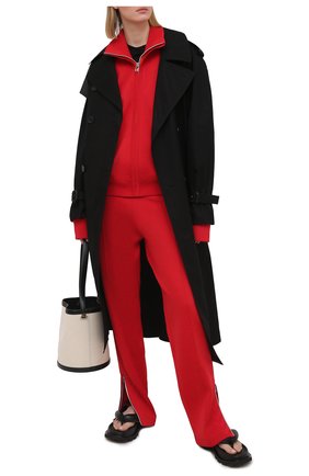Женские брюки BOTTEGA VENETA красного цвета по цене 124500 руб., арт. 648998/V0C10 | Фото 2 Женские брюки BOTTEGA VENETA красного цвета, арт. 648998/V0C10 | Фото 2 (Материал внешний: Вискоза, Синтетический материал; Стили: Спорт-шик; Женское Кросс-КТ: Брюки-одежда; Силуэт Ж (брюки и джинсы): Широкие; Длина (брюки, джинсы): Удлиненные)