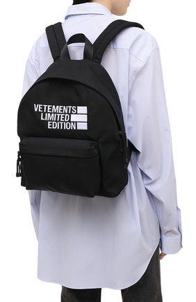 Женский рюкзак VETEMENTS черного цвета по цене 85550 руб., арт. UE51BA500B 1302/W | Фото 2 Женский рюкзак VETEMENTS черного цвета, арт. UE51BA500B 1302/W | Фото 2