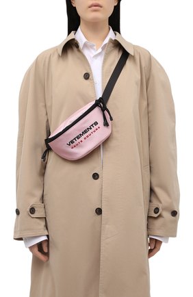 Женская поясная сумка VETEMENTS розового цвета по цене 46650 руб., арт. UE51BA100P 1302/W | Фото 2 Женская поясная сумка VETEMENTS розового цвета, арт. UE51BA100P 1302/W | Фото 2