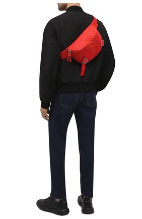 Мужская поясная сумка BOTTEGA VENETA красного цвета, арт. 652551/V0GK1 | Фото 2 (Материал: Текстиль; Ремень/цепочка: На ремешке; Размер: medium)