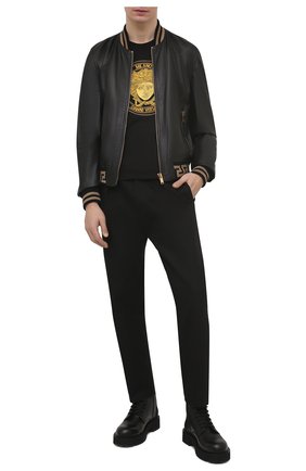 Мужской кожаный бомбер VERSACE черного цвета по цене 242000 руб., арт. A81890/1L00176 | Фото 2 Мужской кожаный бомбер VERSACE черного цвета, арт. A81890/1L00176 | Фото 2 (Материал подклада: Купро; Длина (верхняя одежда): Короткие; Рукава: Длинные; Стили: Кэжуэл; Принт: С принтом; Кросс-КТ: Куртка; Мужское Кросс-КТ: Кожа и замша; Материал внешний: Натуральная кожа)