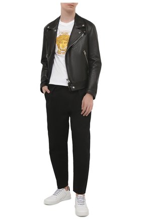 Мужская хлопковая футболка VERSACE белого цвета по цене 84600 руб., арт. A89288/A228806 | Фото 2 Мужская хлопковая футболка VERSACE белого цвета, арт. A89288/A228806 | Фото 2 (Длина (для топов): Стандартные; Рукава: Короткие; Материал внешний: Хлопок; Принт: С принтом; Стили: Кэжуэл)
