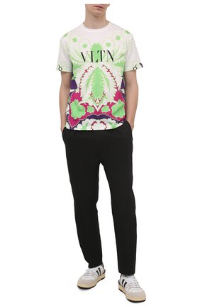 Мужская хлопковая футболка VALENTINO зеленого цвета по цене 67450 руб., арт. VV3MG09P7B6 | Фото 2 Мужская хлопковая футболка VALENTINO зеленого цвета, арт. VV3MG09P7B6 | Фото 2 (Материал внешний: Хлопок; Длина (для топов): Стандартные; Рукава: Короткие; Принт: С принтом; Стили: Кэжуэл; Региональные ограничения белый список (Axapta Mercury): RU)