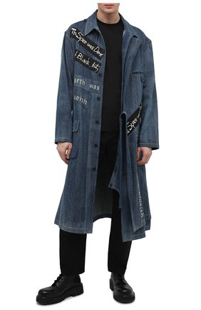 Мужской джинсовое пальто YOHJI YAMAMOTO синего цвета по цене 528000 руб., арт. HD-B47-005 | Фото 2 Мужской джинсовое пальто YOHJI YAMAMOTO синего цвета, арт. HD-B47-005 | Фото 2 (Рукава: Длинные; Длина (верхняя одежда): Длинные; Материал внешний: Хлопок, Деним; Стили: Гранж; Мужское Кросс-КТ: пальто-верхняя одежда)